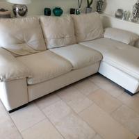 divano con chaiselonge in ecopelle