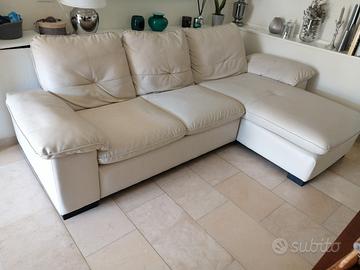 divano con chaiselonge in ecopelle