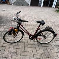 Bicicletta vintage con motore a scoppio