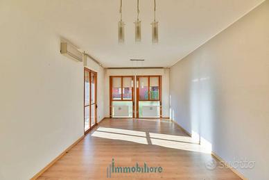 Appartamento di 145 m² con 4 locali e box auto a M