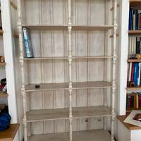 Libreria in stile provenzale.