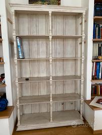 Libreria in stile provenzale.
