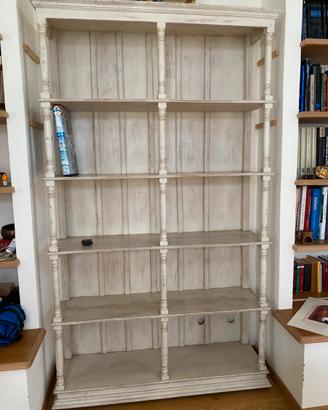 Libreria in stile provenzale.