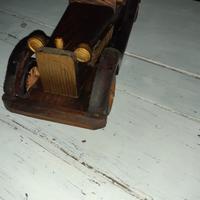 Auto d'epoca in legno