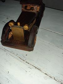 Auto d'epoca in legno