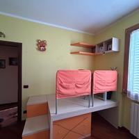 Soppalco con scrivania,sedia,mensole , cubotti,