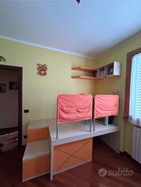 Soppalco con scrivania,sedia,mensole , cubotti,