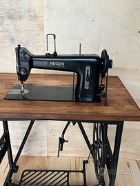 Macchina da cucire Necchi restaurata