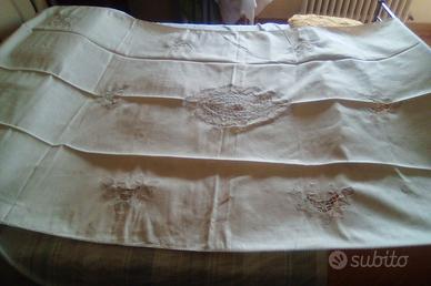 Tovaglia Canapa Ricamata a Mano con 12 Tovaglioli