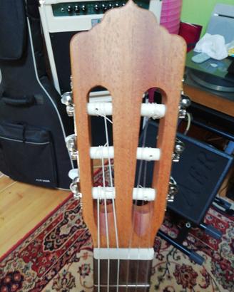 Chitarra classica preamplificata con custodia