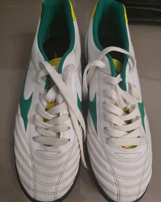 Mizuno. Scarpe da calcetto Taglia 40.5. NUOVE