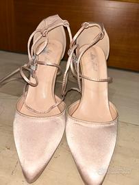 Scarpa con tacco rosa cipria elegante per feste
