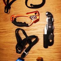 Kit attrezzatura da arrampicata o speleologia. 