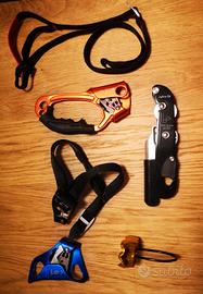 Kit attrezzatura da arrampicata o speleologia. 
