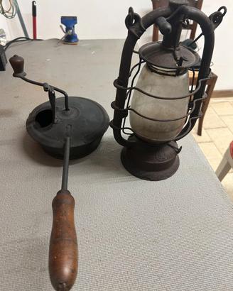 Antico tosta caffè e lampada a petrolio