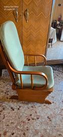 Poltrona a dondolo in legno massello