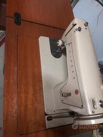 Macchina per cucito a pedali con mobile