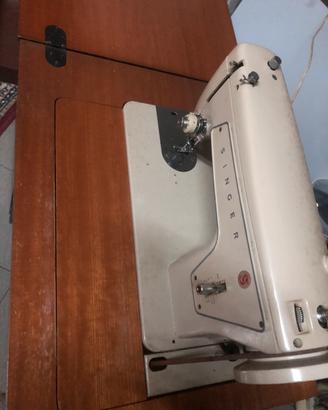 Macchina per cucito a pedali con mobile