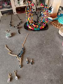 bigiotteria: tre collane, orecchini e portapillole