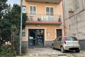 Appartamento su 3 livelli più negozio p.t