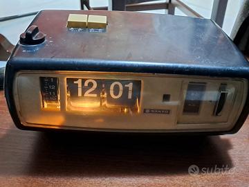Orologio a cartellini radio Sanyo era Solari Udine
