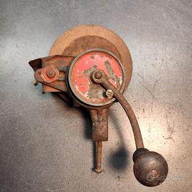 Mola manuale vintage da banco funzionante