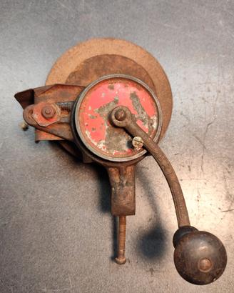 Mola manuale vintage da banco funzionante