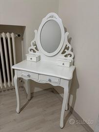 Truccatoio elegante con specchio 
