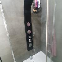 Box doccia in vetro e acciaio con miscelatore