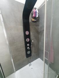 Box doccia in vetro e acciaio con miscelatore