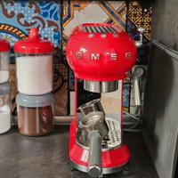 Macchina del caffè SMEG rossa