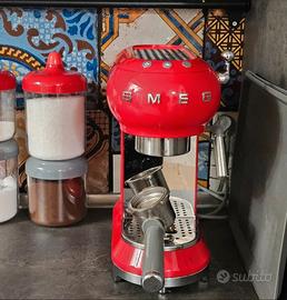 Macchina del caffè SMEG rossa