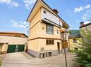 casa-indipendente-su-tre-lati-con-tre-appartamenti