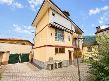 CASA INDIPENDENTE SU TRE LATI CON TRE APPARTAMENTI