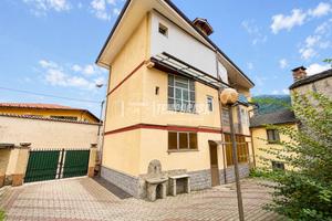 CASA INDIPENDENTE SU TRE LATI CON TRE APPARTAMENTI