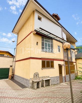 CASA INDIPENDENTE SU TRE LATI CON TRE APPARTAMENTI