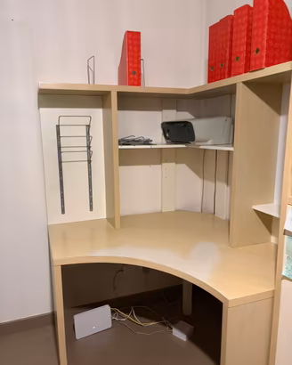 Scrivania Ikea, postazione attrezzata ad angolo