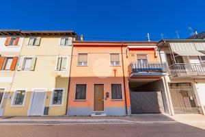 2 LOCALI A SOMMACAMPAGNA