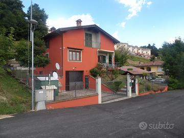 Casa su più livelli con giardino privato