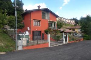 Casa su più livelli con giardino privato