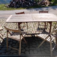 Tavolo e sedie in legno da giardino