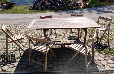 Tavolo e sedie in legno da giardino