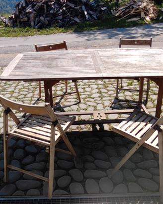 Tavolo e sedie in legno da giardino