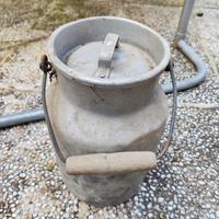 Contenitore del latte antico 