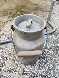 Contenitore del latte antico 