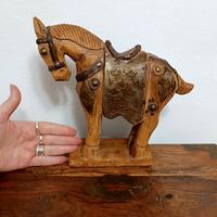 Grande cavallo orientale da combattimento in legno
