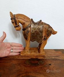Grande cavallo orientale da combattimento in legno