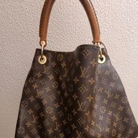 Borsa e portafoglio di Louis Vuitton