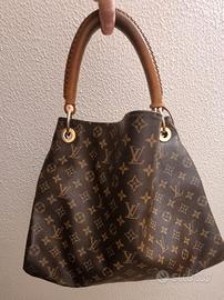 Borsa e portafoglio di Louis Vuitton