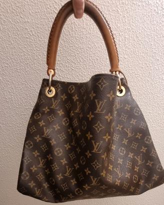 Borsa e portafoglio di Louis Vuitton